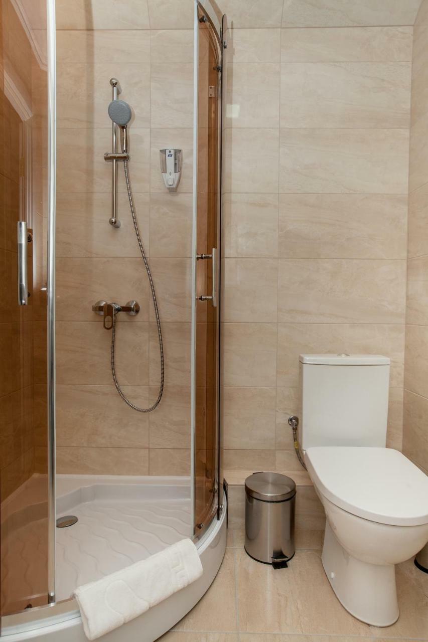 Mon Ami Hotel Ivano-Frankivsk Esterno foto