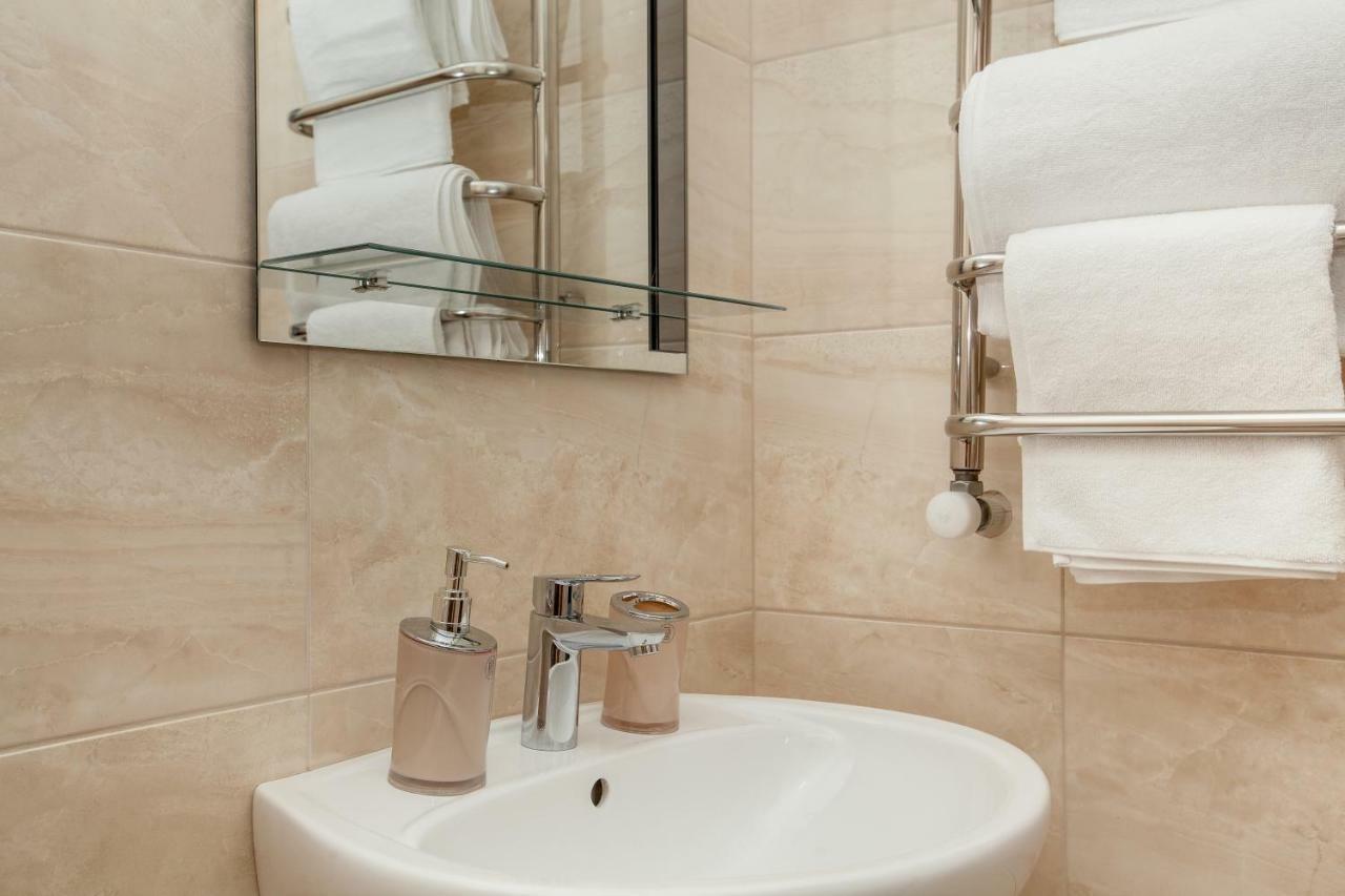 Mon Ami Hotel Ivano-Frankivsk Esterno foto