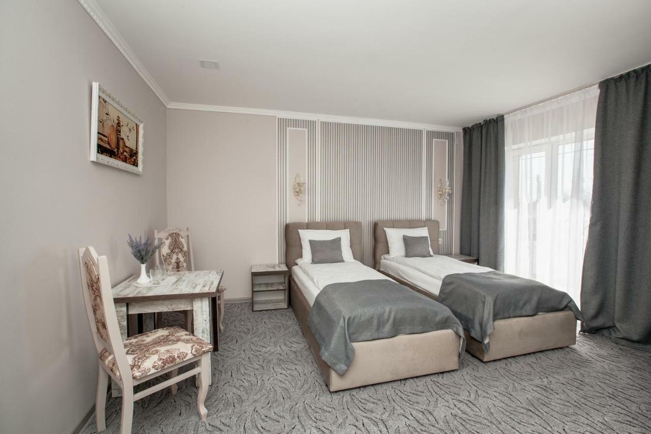 Mon Ami Hotel Ivano-Frankivsk Esterno foto
