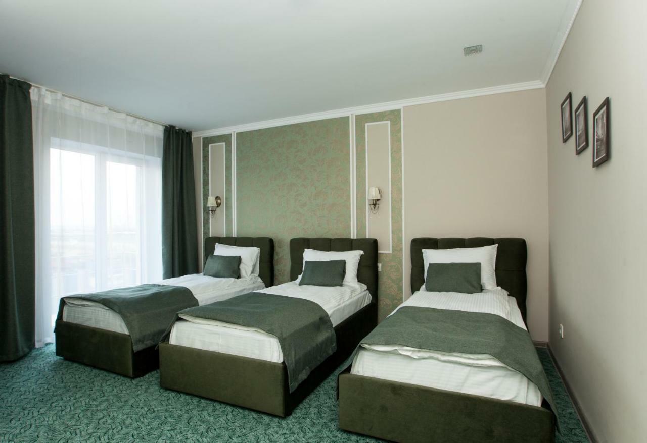 Mon Ami Hotel Ivano-Frankivsk Esterno foto