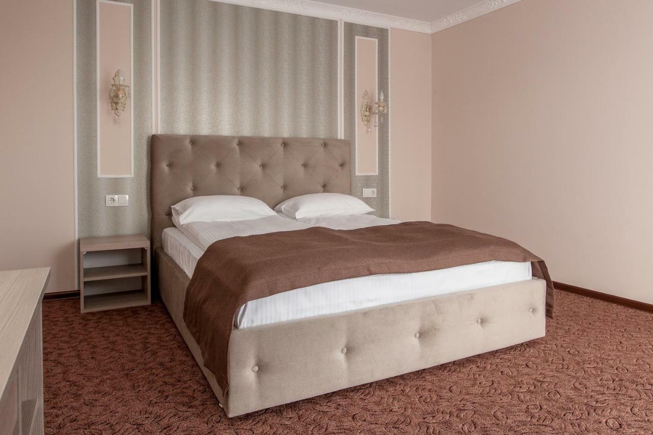 Mon Ami Hotel Ivano-Frankivsk Esterno foto