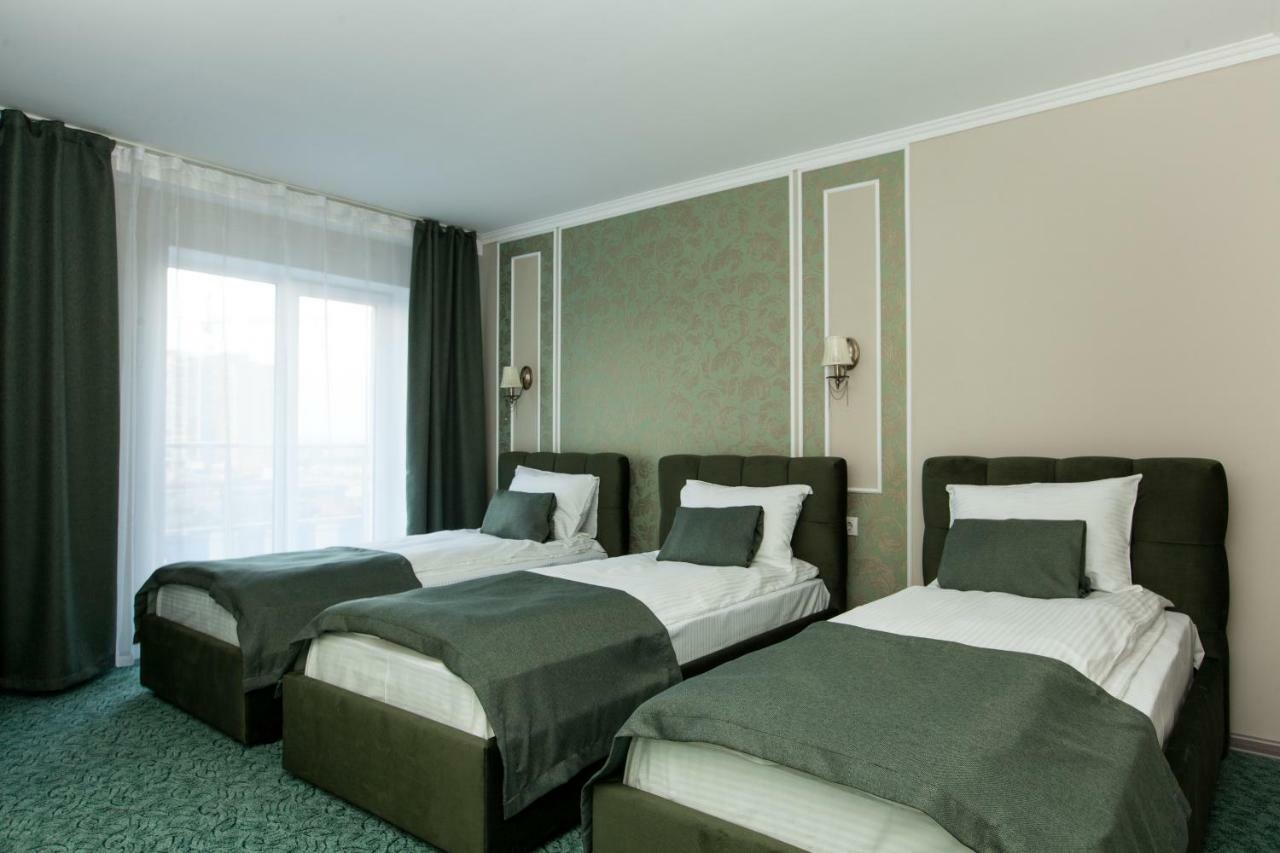 Mon Ami Hotel Ivano-Frankivsk Esterno foto