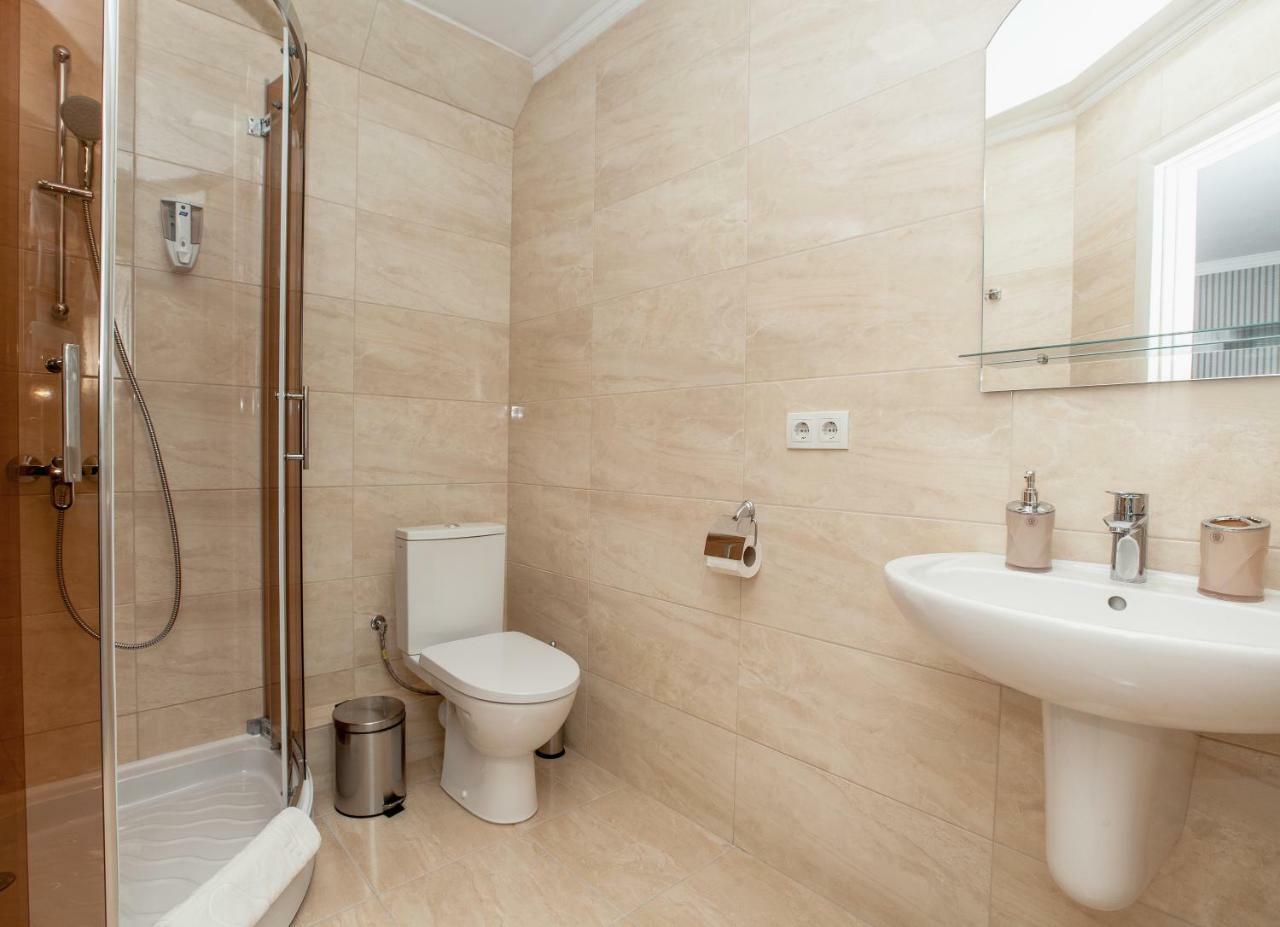 Mon Ami Hotel Ivano-Frankivsk Esterno foto
