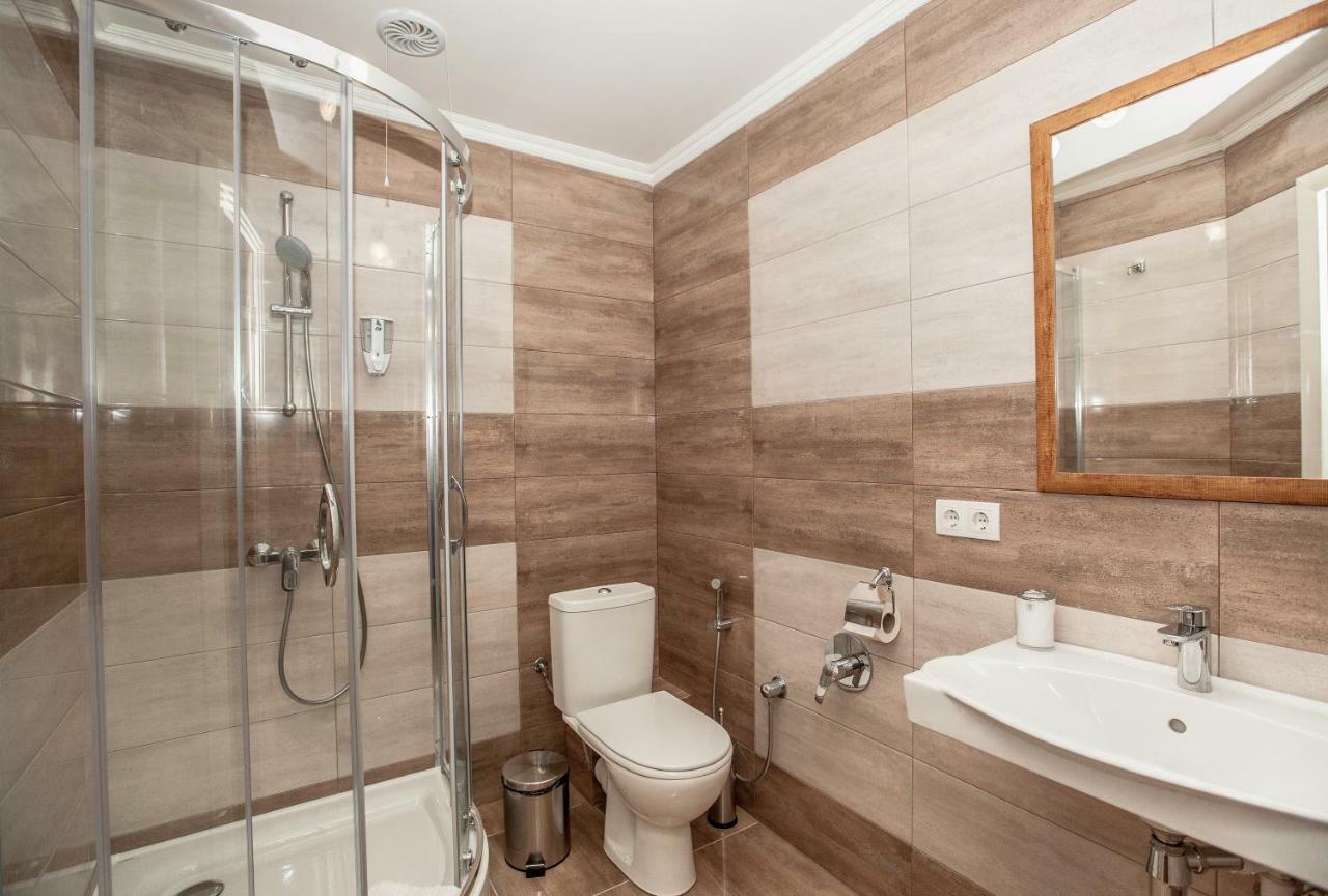 Mon Ami Hotel Ivano-Frankivsk Esterno foto