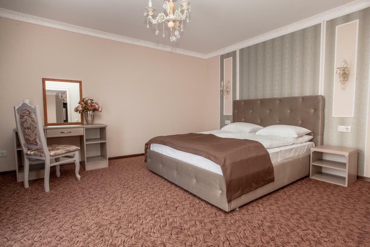 Mon Ami Hotel Ivano-Frankivsk Esterno foto
