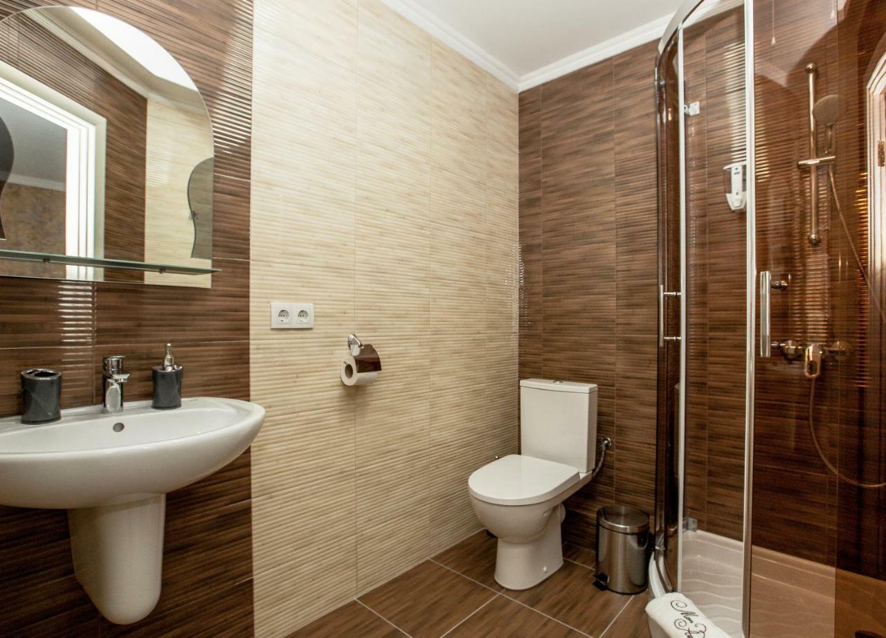 Mon Ami Hotel Ivano-Frankivsk Esterno foto