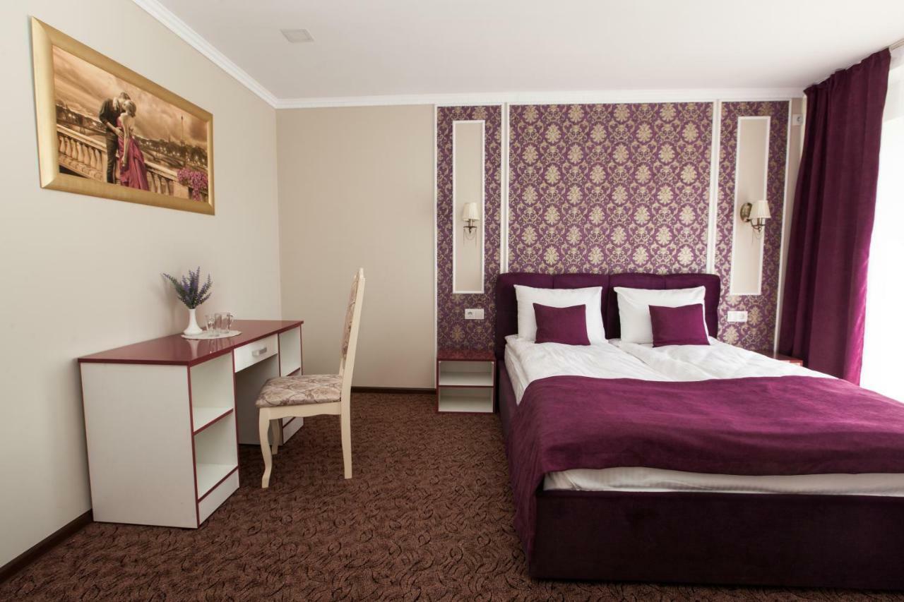 Mon Ami Hotel Ivano-Frankivsk Esterno foto