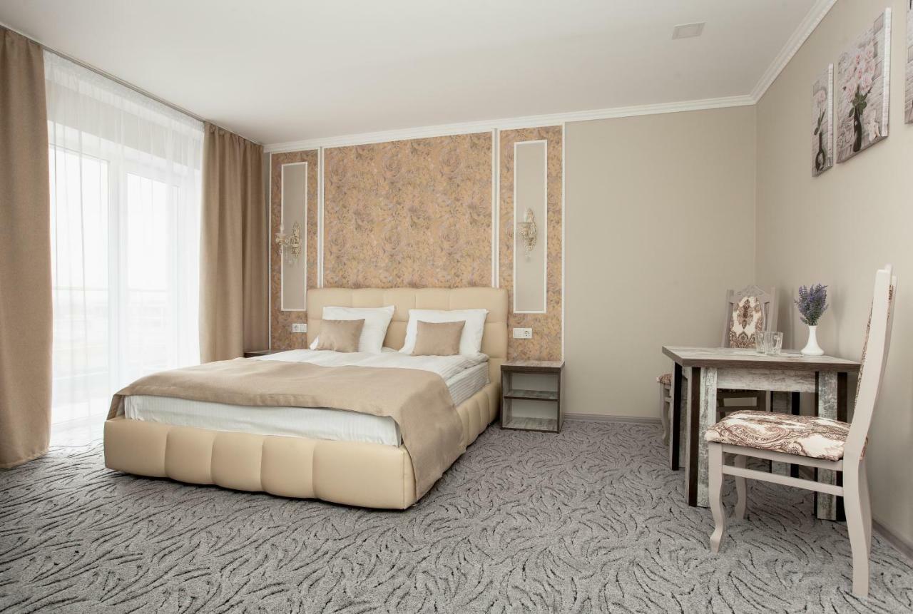Mon Ami Hotel Ivano-Frankivsk Esterno foto
