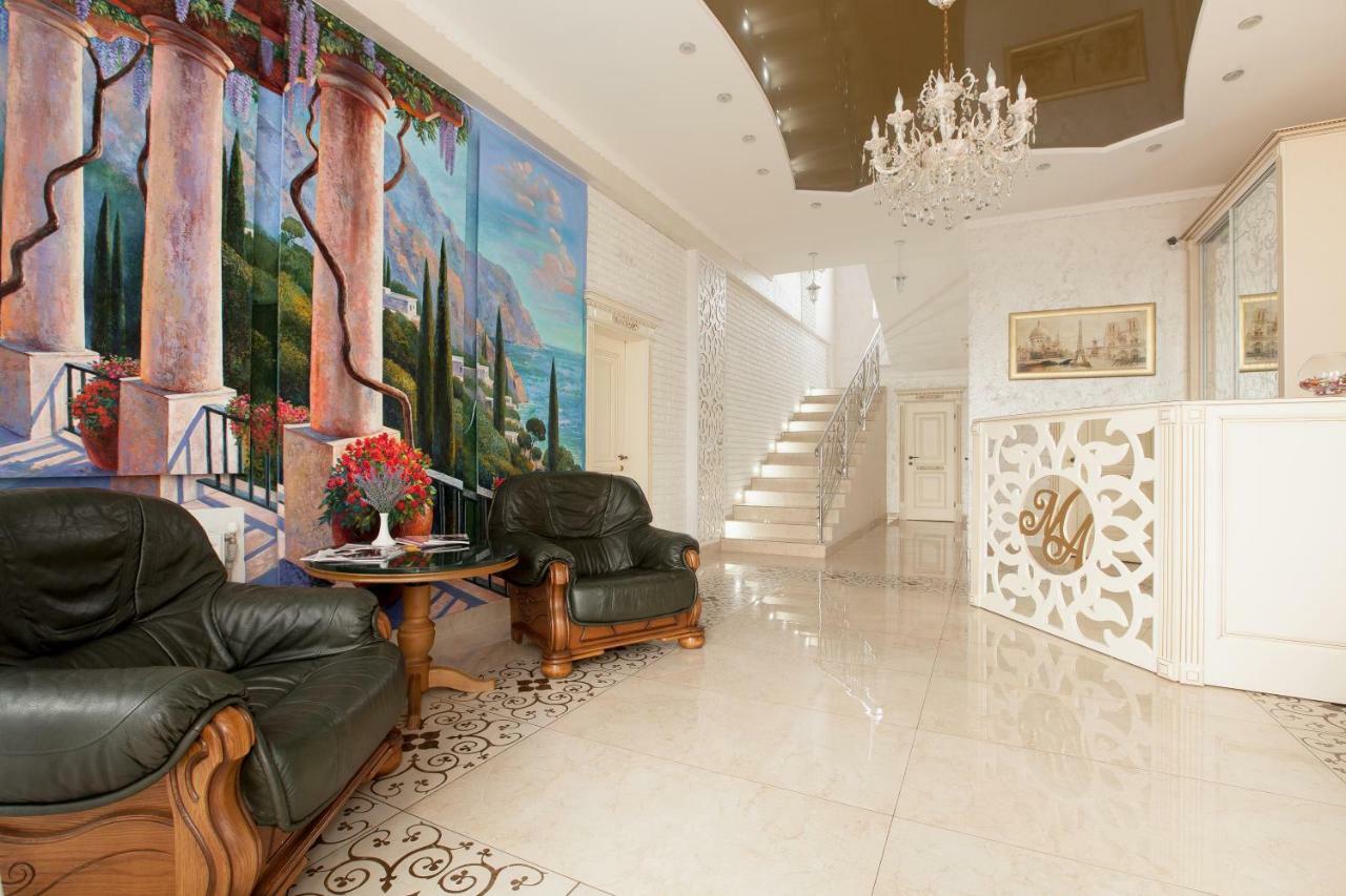 Mon Ami Hotel Ivano-Frankivsk Esterno foto