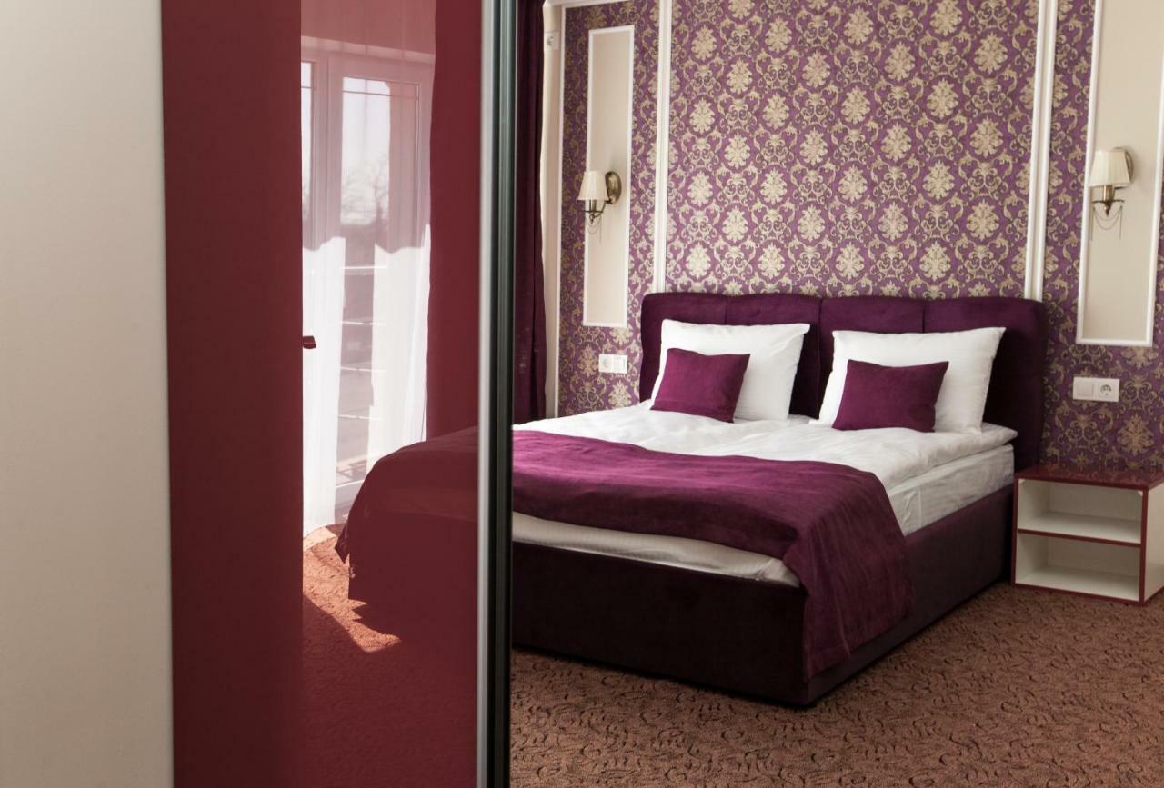 Mon Ami Hotel Ivano-Frankivsk Esterno foto