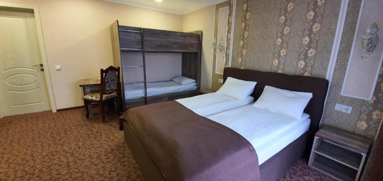 Mon Ami Hotel Ivano-Frankivsk Esterno foto