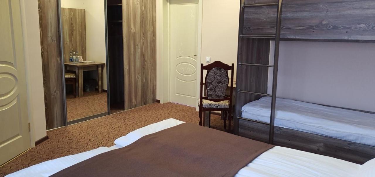 Mon Ami Hotel Ivano-Frankivsk Esterno foto