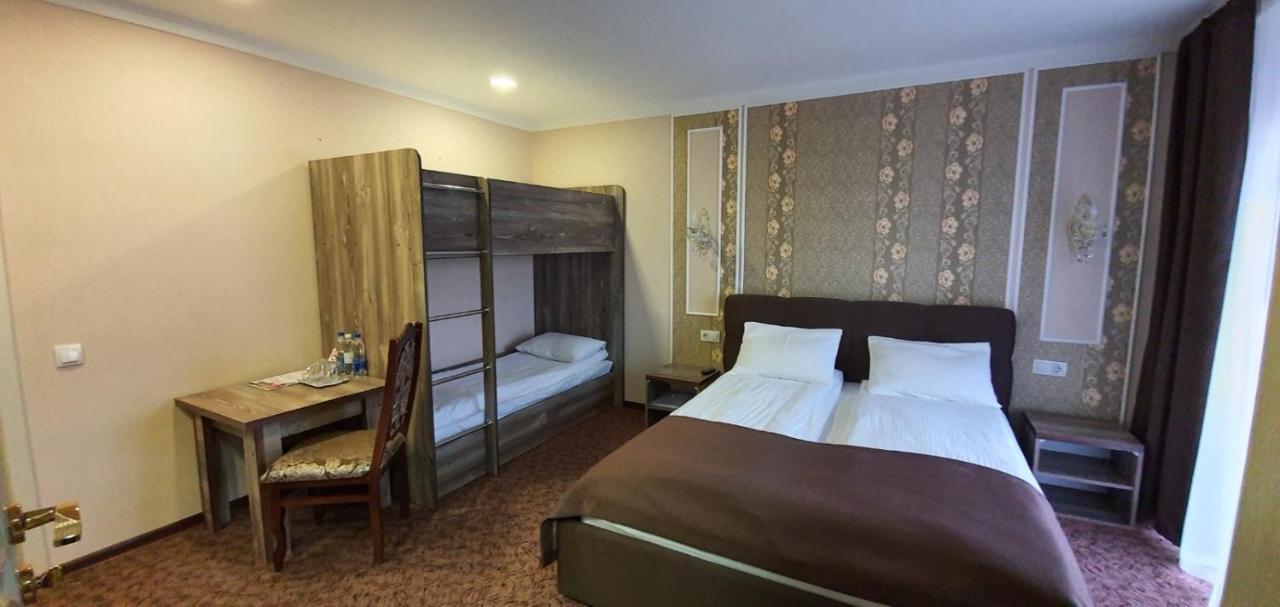 Mon Ami Hotel Ivano-Frankivsk Esterno foto